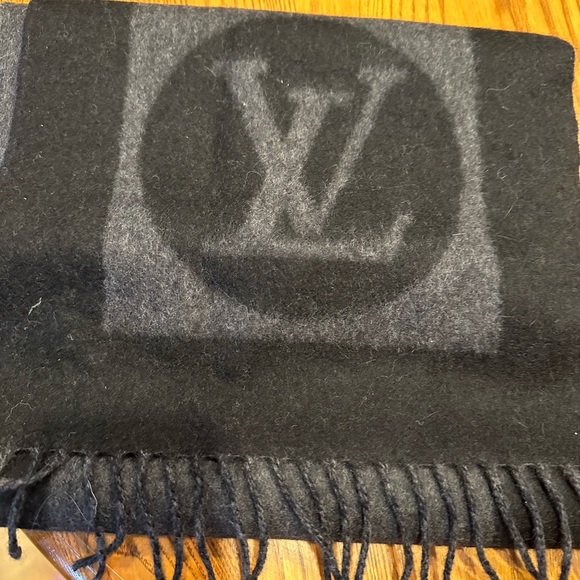 Authentic Unisex Louis Vuitton Cardiff Wool Scarf. - Picture 2 of 5